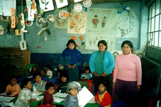 ESCUELA, antigua con Educadoras
