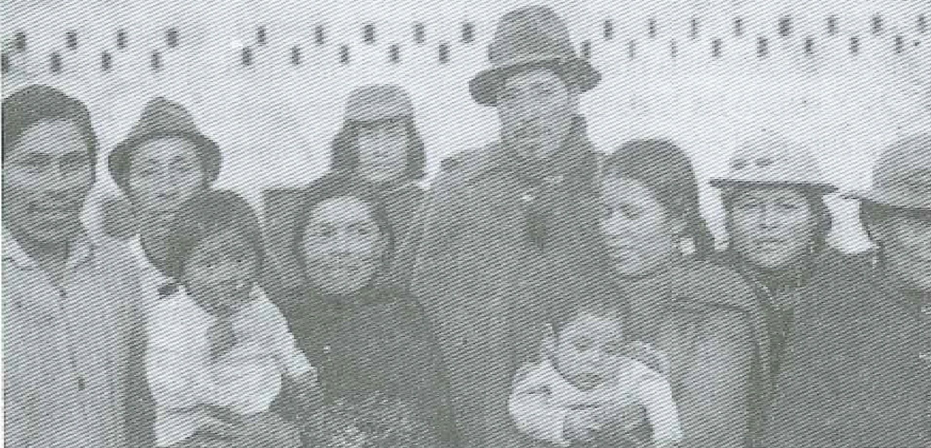 Enrique Tixilema con familia y Educadores